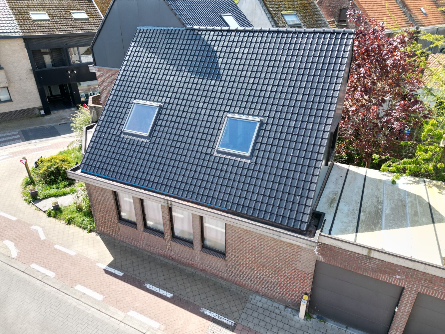 Innovatieve dakrenovatie met meer lichtinval en zonnepanelen 