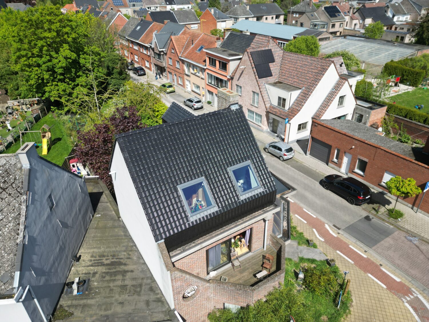 Innovatieve dakrenovatie met meer lichtinval en zonnepanelen